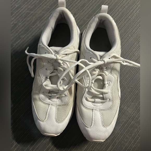 Woman's Puma White Athletic Sneakers - Picture 1 of 4